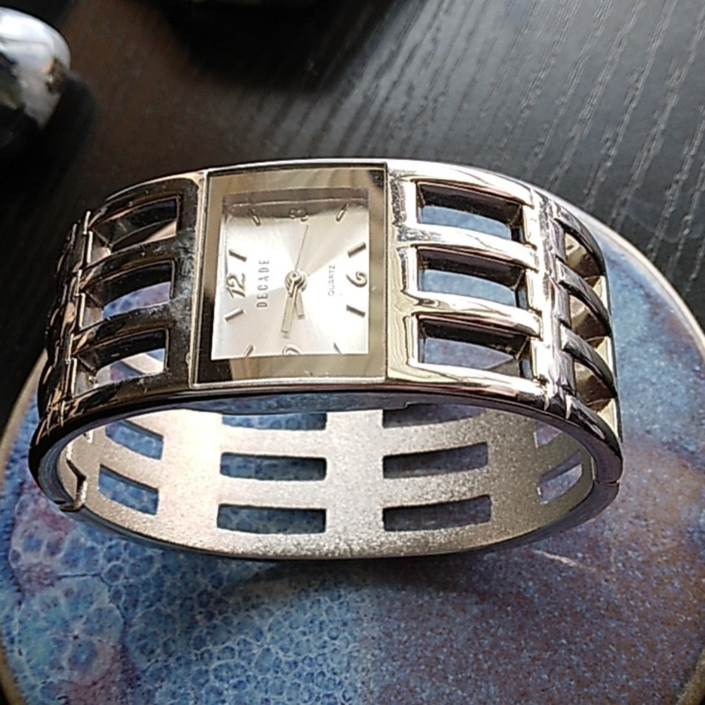 Decade Vintage Silver Quartz Hinged Band Watch